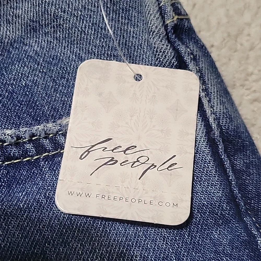 NWT- FREE PEOPLE -Stylish Blue Frayed Hem Cropped Jeans. Sz 26 - Picture 3 of 10